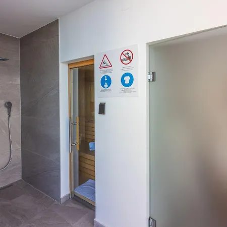 Mit Infinity-pool, Wellnessbereich, 1 Km Zum Crikvenica