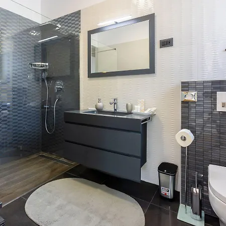 Mit Infinity-pool, Wellnessbereich, 1 Km Zum *