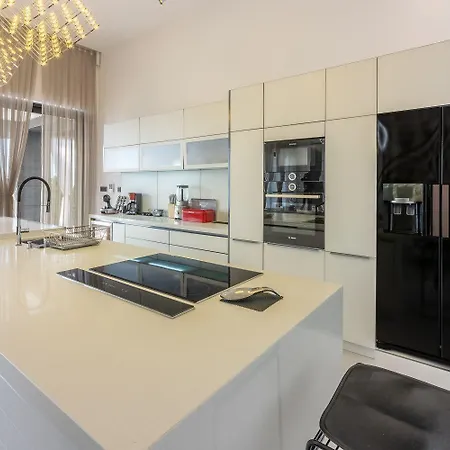 Mit Infinity-pool, Wellnessbereich, 1 Km Zum Crikvenica